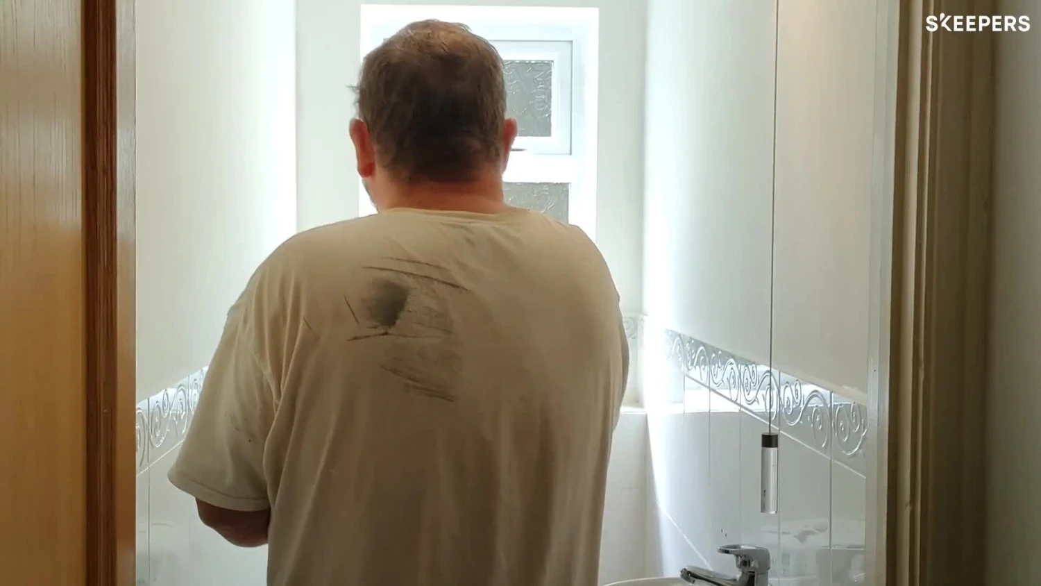 V33 Renovation White Satinwood Wall Tile & Panelling Paint, 2L 2 V33 Renovation White Satinwood Wall Tile & Panelling Paint, 2L - Image 2